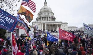 Partidarios de Trump asaltan el Capitolio; chocan con los policías