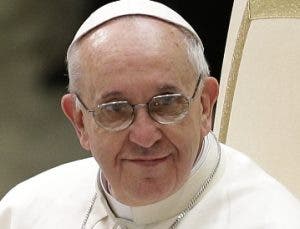 Papa Francisco se vacunó en el Vaticano contra coronavirus