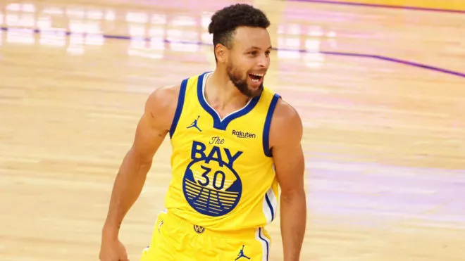 Stephen Curry alcanzó una implacable marca de puntos que no se daba en la NBA desde 1977