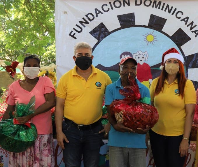 Fudonide entrega regalos a comunidad de Punta Licey