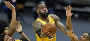 James se multiplica para los Lakers en el duelo entre Gasol y Rubio