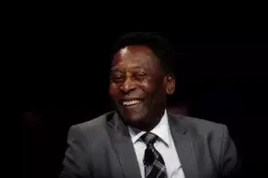 Pelé mejora de la infección respiratoria, pero sigue “sin previsión de alta»