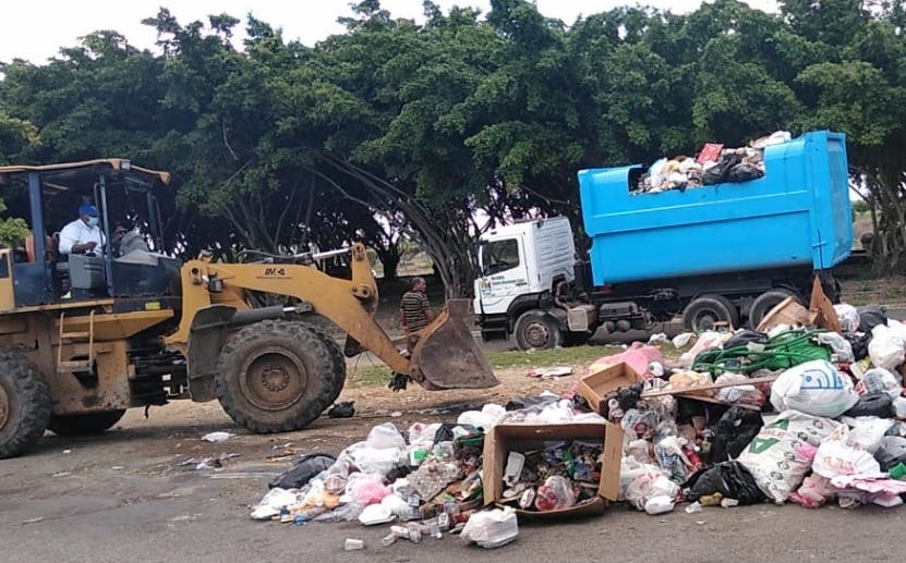 Ayuntamiento SDE promete resolver problema de la basura a partir del próximo lunes