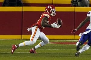 Chiefs y Bucs navegan la temporada con pocos casos de COVID