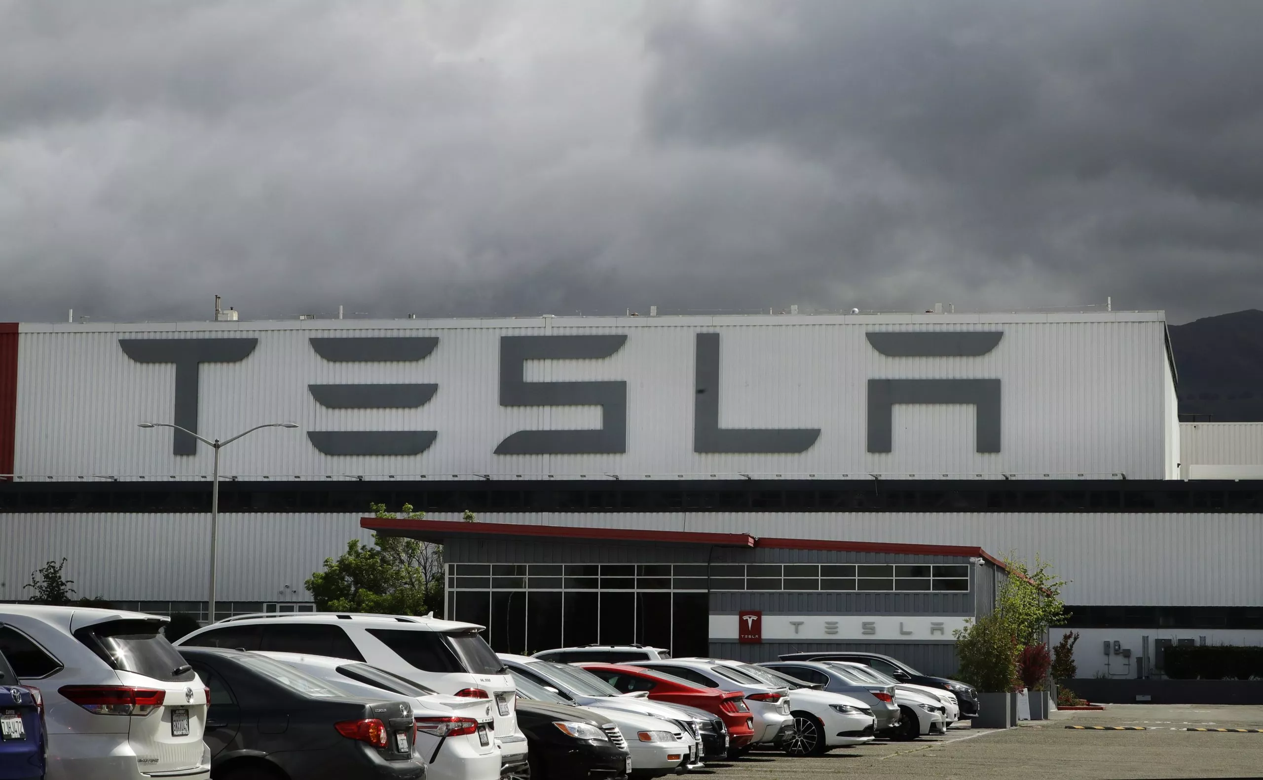 Tesla anuncia que produjo más de medio millón de vehículos en 2020