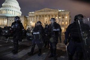 Despejan el Capitolio de EE.UU. después de más de tres horas de asalto