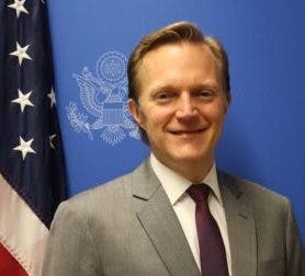 Diplomático casado con otro hombre asume embajada de EEUU en República Dominicana