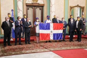 Luis Abinader entrega Bandera Nacional a las Águilas; exhorta traer la corona