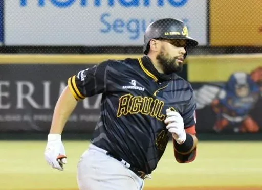 Peña la vuelve a sacar y conduce primer triunfo de Aguilas vs. Gigantes en la serie final