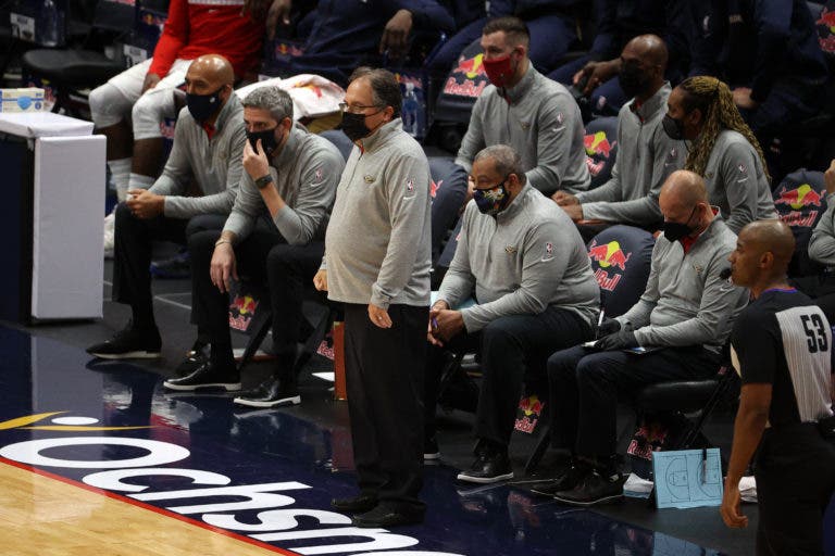 NBA exige a jugadores usar mascarilla todo el tiempo antes de salir al campo