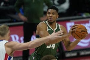 Giannis logra ‘triple-doble’; Bucks vencen a Pistons