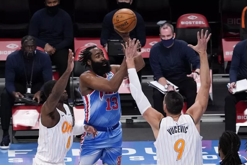 Harden debuta con triple-doble, Durant anota 42, Nets ganan