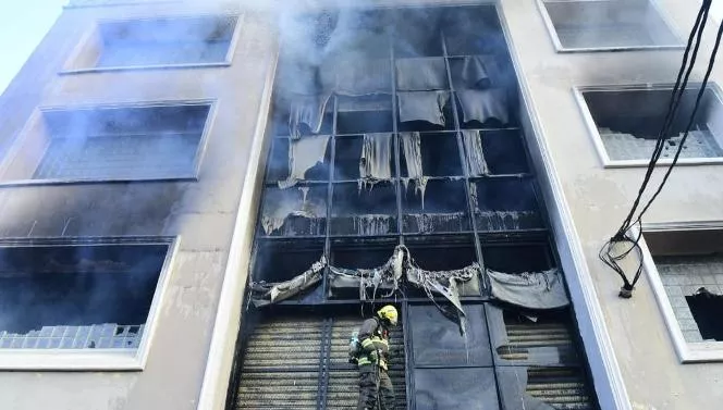 Incendio reduce a cenizas fábrica de papel en Villa Juana