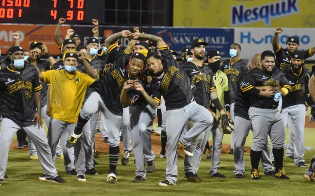 Águilas derrotan 7-4 a los Gigantes y conquistan su corona 22