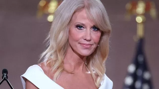 Kellyanne Conway, exasesora de Trump, investigada por publicar foto topless de su hija