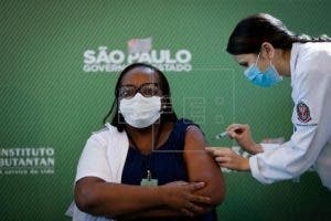 Brasil avala el uso de dos vacunas y las primeras dosis causan polémica