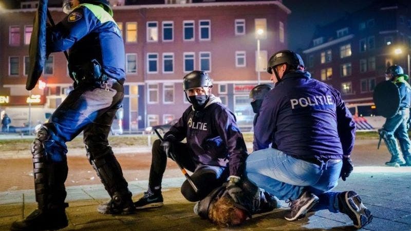 Coronavirus: tres noches de protestas violentas contra el toque de queda en los Países Bajos