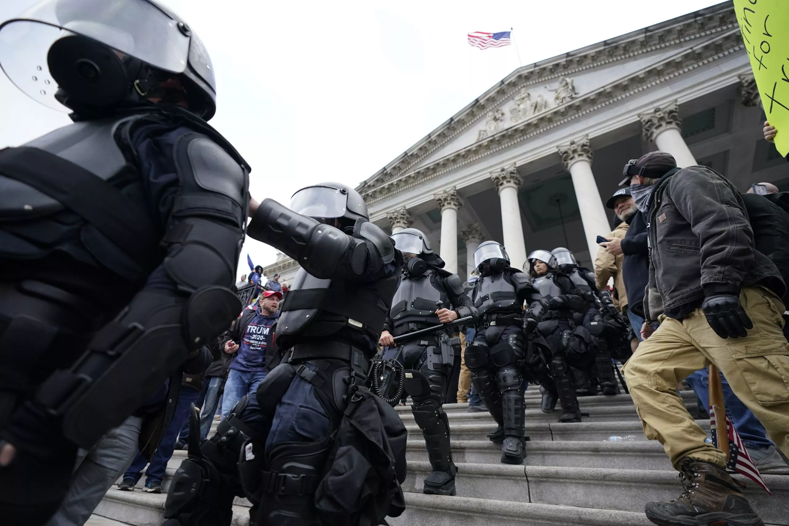 Arrestan 13 personas y recuperan cinco armas en las protestas en Washington