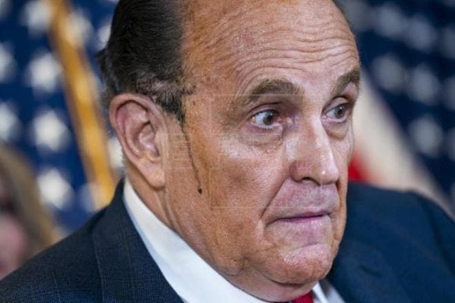 Suspenden licencia de Giuliani para ejercer como abogado por mentir sobre elecciones