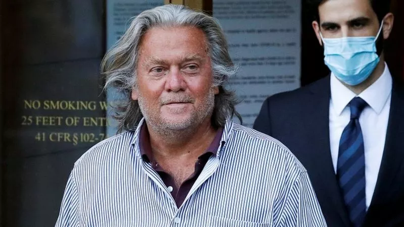 Steve Bannon está acusado de fraude en una campaña de recaudación de fondos. Él niega los cargos. Steve Bannon está acusado de fraude en una campaña de recaudación de fondos. Él niega los cargos.