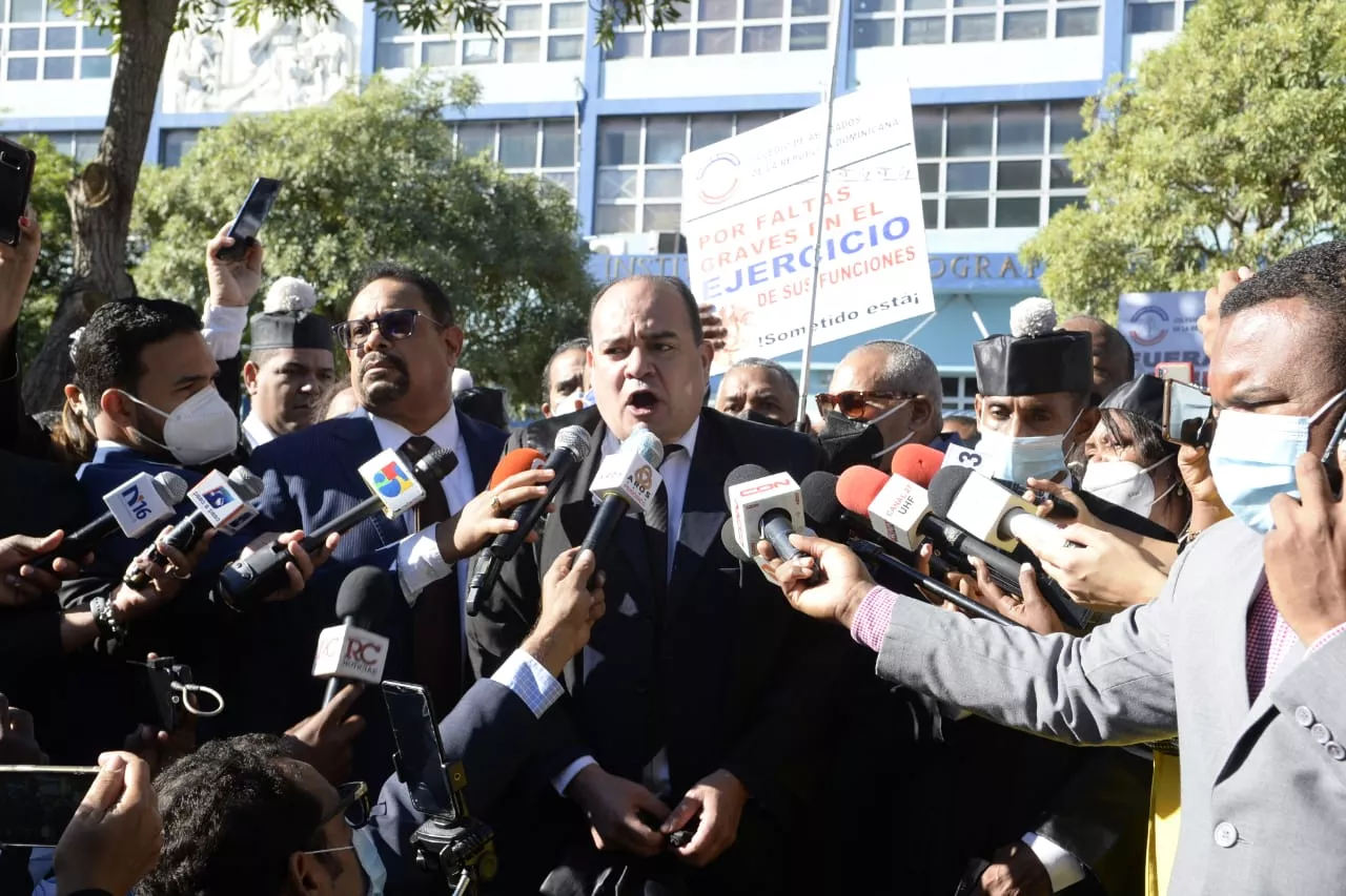 Identifican mujer que sacó cuchillo durante manifestación del Colegio de Abogados