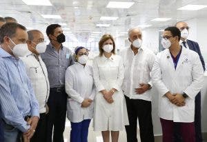 Vicepresidenta y Ministro de Salud Pública realizan descenso en clínicas privadas de Santiago