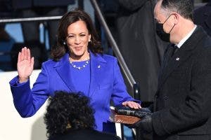 Kamala Harris hace historia al jurar como vicepresidenta de EE.UU.