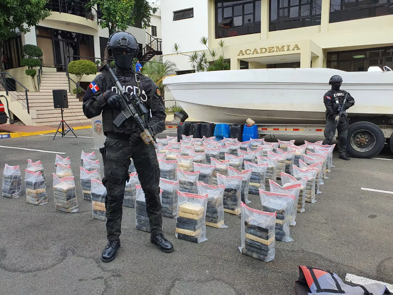 DNCD decomisa 456 paquetes de drogas en costa de SPM