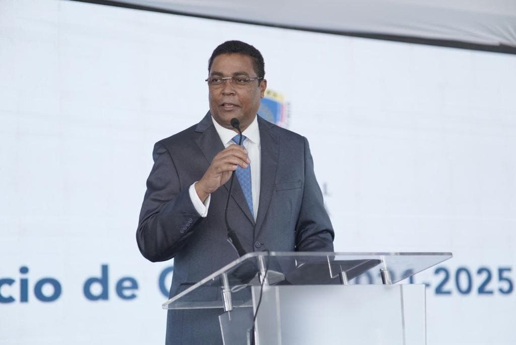 Víctor D Aza asume Liga Municipal Dominicana con ánimo renovador