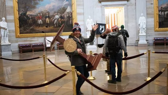 Detienen en Florida al sonriente trumpista que cargaba el atrio de Pelosi