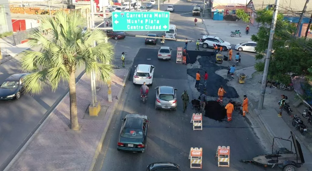 Obras Públicas y Alcaldía de SDN realizan bacheos en principales avenidas