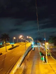 EDE Este rehabilita iluminación de puentes de avenida Quinto Centenario