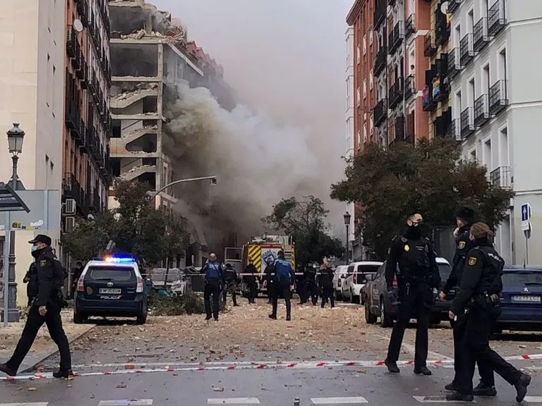 Al menos dos muertos por una explosión en un edificio en el centro de Madrid