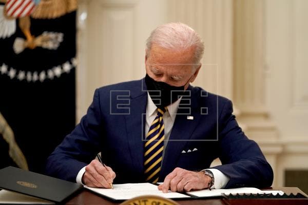 Biden aprueba ampliar la ayuda federal a las familias ante la «emergencia nacional»