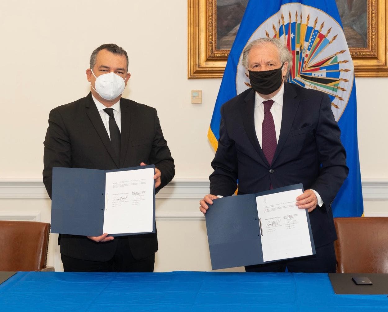 JCE y OEA firman acuerdo para alcanzar normas ISO en material electoral