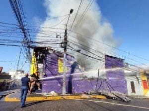 Se incendia local del PLD en Santiago