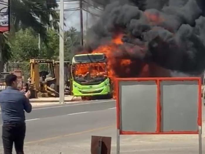 Se incendia autobús de la Omsa en Santiago; ocupantes salieron ilesos