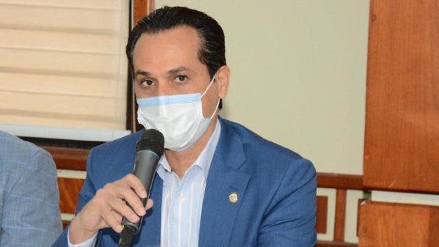 Senador Iván Silva se disculpa con doctora a la que intentó descalificar en vista pública