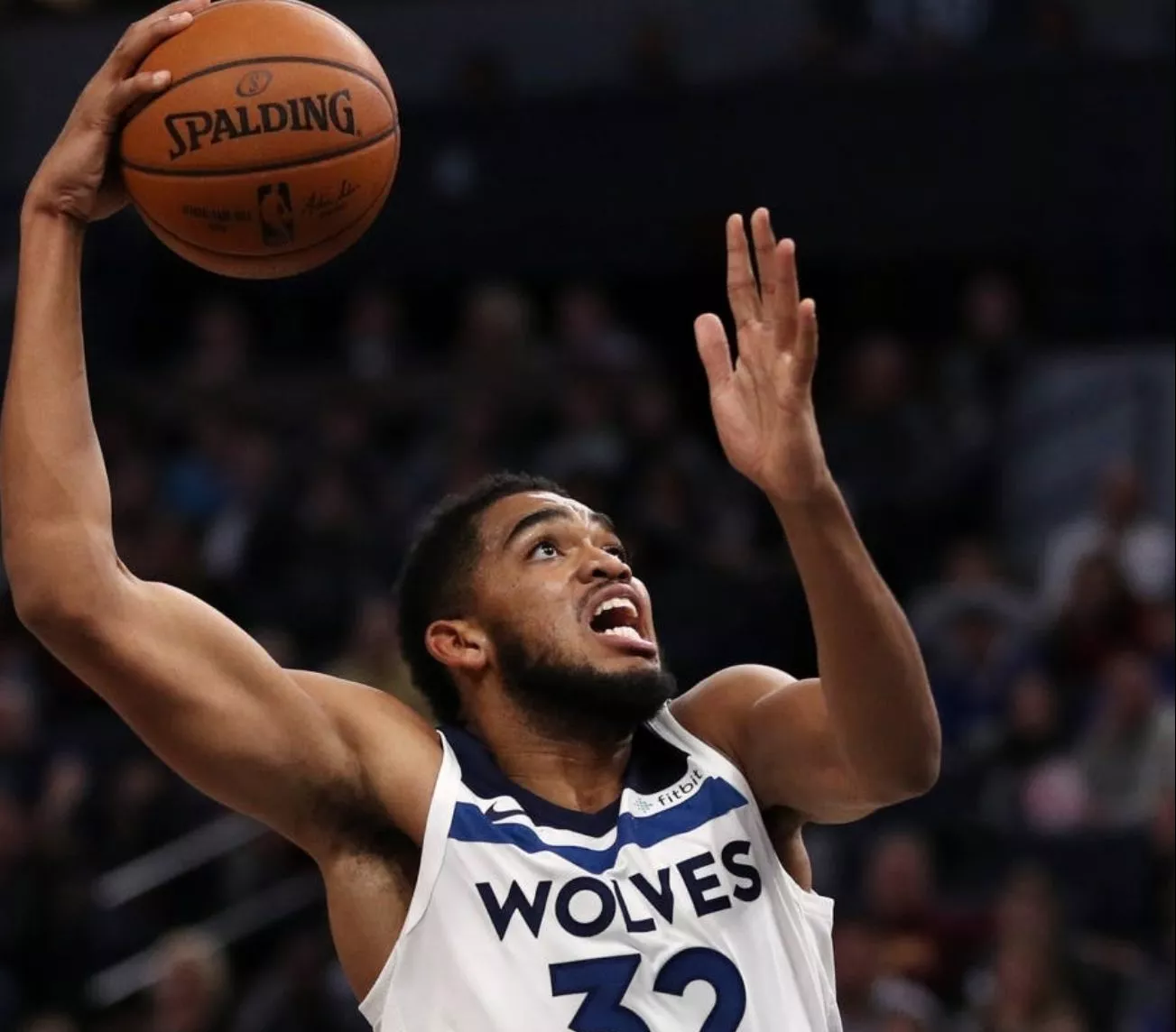 Towns maneja el balón y T-Wolves empiezan a 