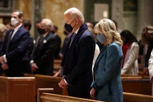 Biden comienza la jornada de su investidura asistiendo a un templo católico