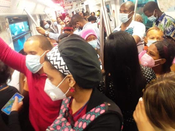 Vagones del Metro van tan llenos que «no cabe ni un virus»
