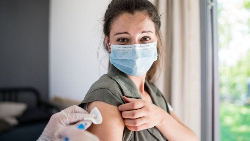 ¿Es posible contraer el coronavirus y contagiar a otros después de vacunarse?