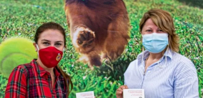 Gina Victoriano y Carolina Mejía.