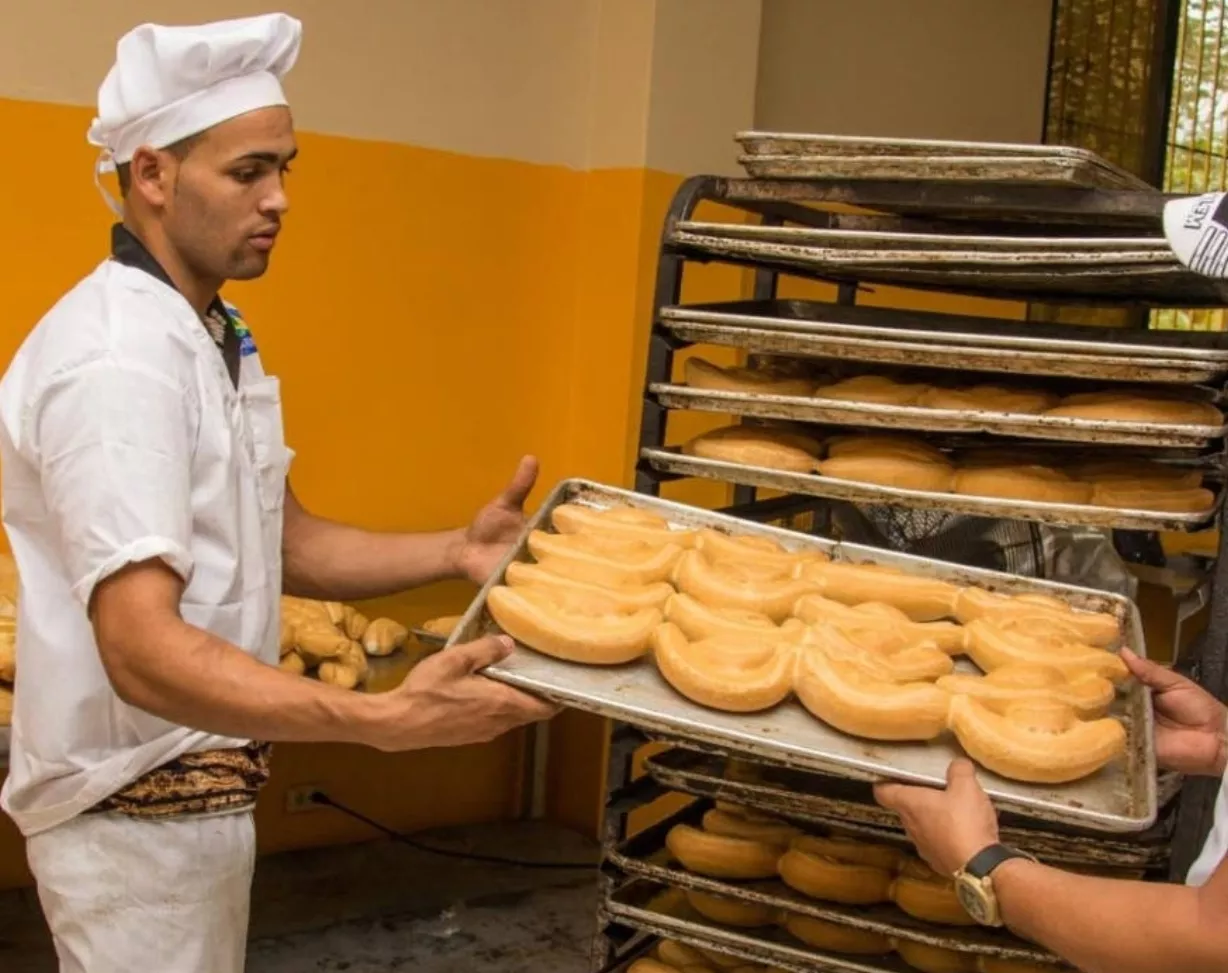 Panaderos posponen alza del precio del pan