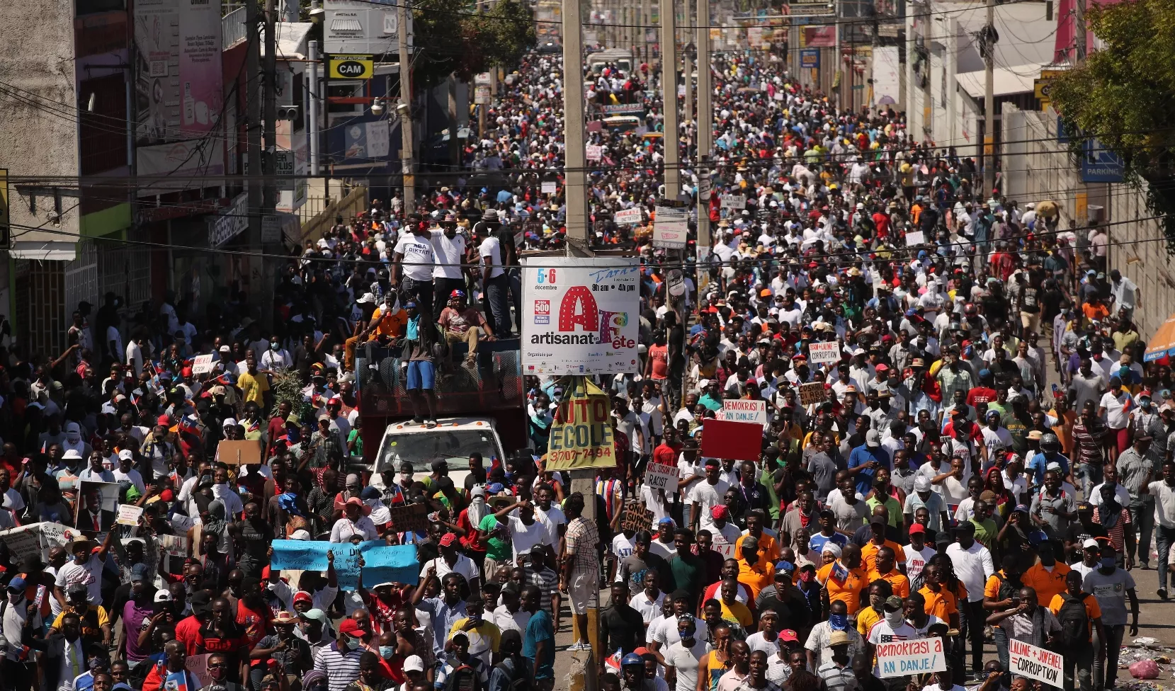 Miles haitianos toman calles para exigir  renuncia de Moise