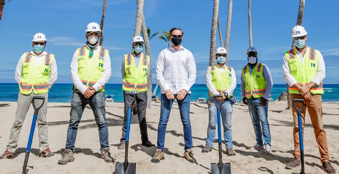 El ingeniero Hugo Pérez Ovalles, junto a sus colaboradores.