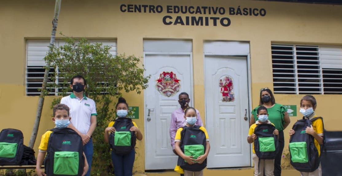 Industrias San Miguel entrega kits escolares