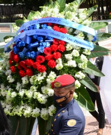 La Caasd deposita flores ante el  Altar de la Patria