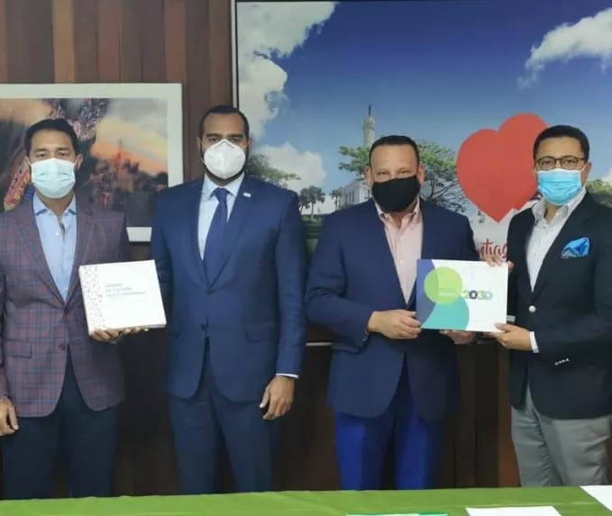 Directivos de ambas entidades durante la firma del  acuerdo.