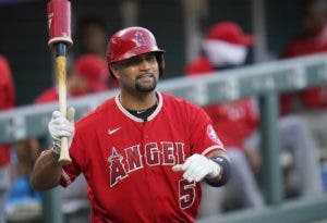 Albert Pujols está día a día tras recibir bolazo en su muñeca izquierda